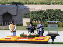 Video: Momen Prabowo Letakkan Bunga di Makam Mahatma Gandhi
