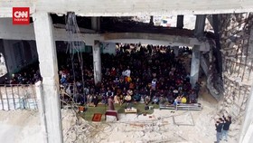 VIDEO: Warga Gaza Salat Jumat di Masjid Rusak usai Gencatan Senjata