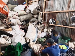 Cerita Abah Dadeng soal Cuan Menggiurkan dari Rongsokan