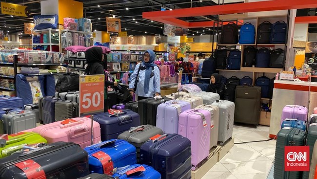 Koper berbagai merek kini sedang promo harga spesial plus ekstra diskon 20% khusus pembelian selama gelaran Transmart Full Day Sale pada Minggu (18/5).