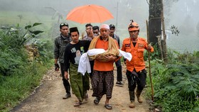 FOTO: Demo Mendiksaintek, Pagar Laut Hingga Longsor di Jateng