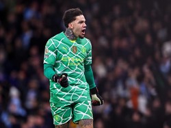 Ederson yang Piawai Jadi Pelayan
