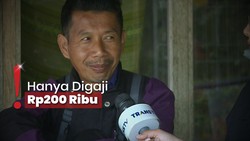 Perjuangan Empan Supandi di Sukabumi Jalan Kaki 12 KM Demi Mengajar