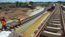 FOTO: Jalur KA di Grobogan Ditutup Lagi Akibat Banjir