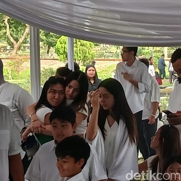 Putri Nia Ramadhani Hampir Pingsan Tahu Nenek Buyut Meninggal Dunia