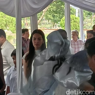 Tangis Nia Ramadhani Pecah iringi Pemakaman Sang Nenek