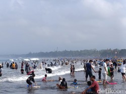 Mereka yang Harus Terjaga demi Menjaga Pantai Pangandaran