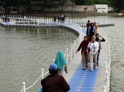 8 Wisata Jembatan Apung, Pesona View Sungai dan Aktivitas Masyarakat