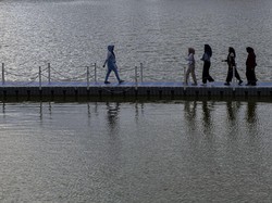 Sensasi Berjalan di Jembatan Apung Situ Rawa Kalong Depok