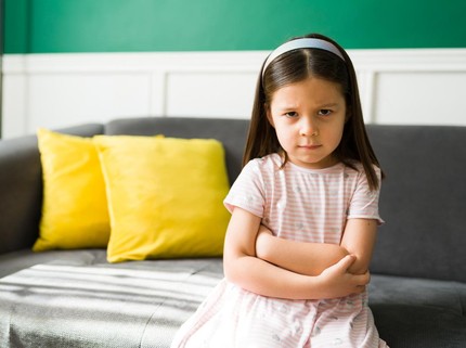 9 Kesalahan Orang Tua Penyebab Anak Manja Menurut Pakar