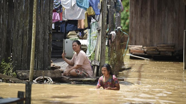 Banjir melanda 6 kecamatan di Kupang, NTT, akibat hujan lebat sejak Jumat (31/1). Satu orang dilaporkan meninggal dunia.