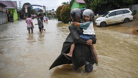 FOTO: Banjir Rendam Samarinda hingga Putus Sejumlah Akses Jalan