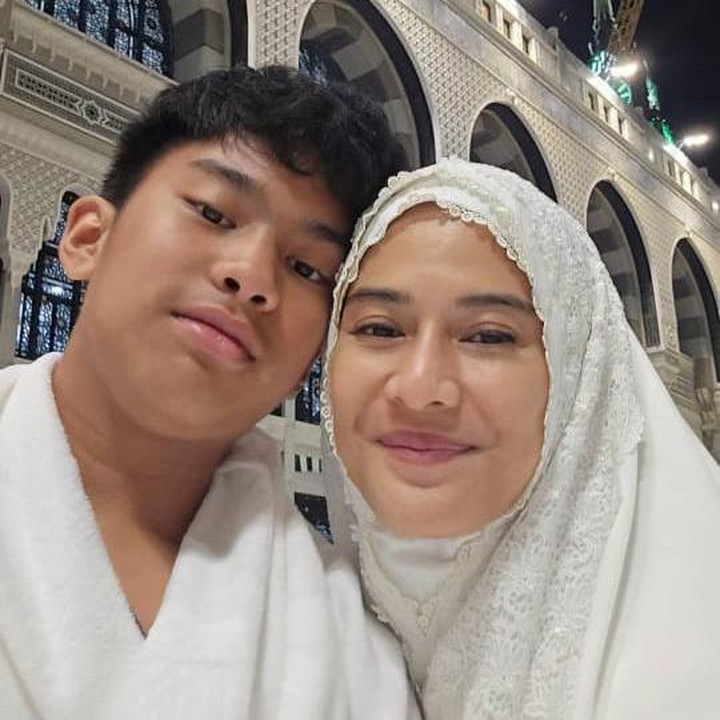 <p>Dian yang tampil mengenakan hijab dan gamis berwarna putih ini juga sukses membuat netizen salah fokus dengan aura menawan yang dipancarkannya. Hal tersebut diketahui langsung melalui kolom komentar salah satu <em>postingan</em> Dian di media sosial. (Foto: Instagram@therealdisastr)</p>
