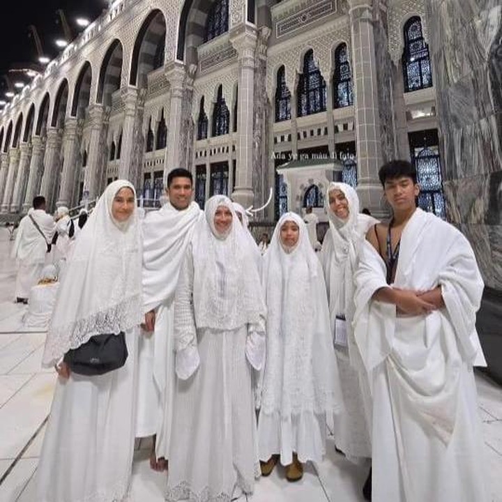 <p>Dian turut mengajak sang suami, Maulana Indraguna Sutowo, dan kedua anaknya, Shailendra Naryama Sastraguna Sutowo serta Ishana Ariandra Nariratana Sutowo. Selain itu, ia juga mengajak keluarga besarnya yang lain. (Foto: Instagram@therealdisastr)</p>