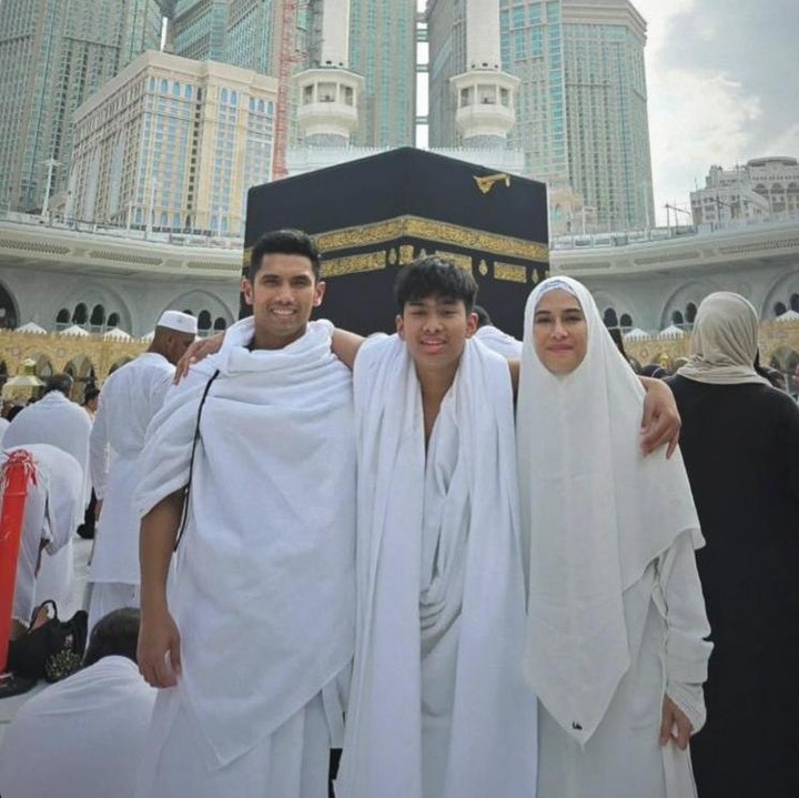 <p>Pada salah satu unggahan, Dian mengabadikan momennya berada di depan Ka'Bah. Bersama suami dan putranya, Dian memperlihatkan senyuman bahagianya. (Foto: Instagram@therealdisastr)</p>