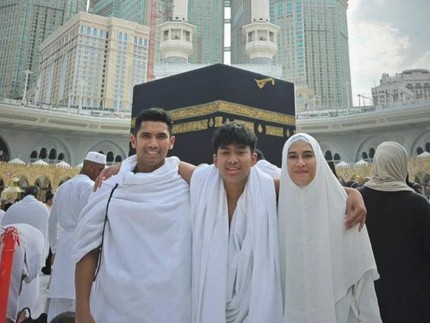 5 Potret Dian Sastro Ibadah Umrah Bareng Anak dan Suami