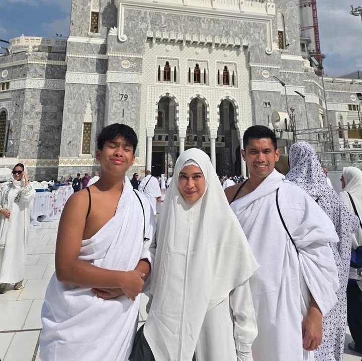 <p>Banyak netizen yang mendoakan agar Dian dan keluarga selalu diberi kelancaran selama beribadah. "Semoga sehat-sehat semua, ibadahnya lancar dan diterima, amin," kata seorang netizen. "<em>MasyaAllah</em>, sehat dan lancar ibadahnya, Kak," ungkap netizen lainnya dengan emotikon hati. (Foto: Instagram@therealdisastr)</p>