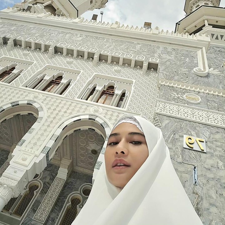 <p>Dian Sastrowadoyo berkesempatan untuk menunaikan ibadah umrah pada awal tahun 2025, Bunda. Momen ini dibagikan langsung olehnya melalui laman Instagram. (Foto: Instagram@therealdisastr)</p>