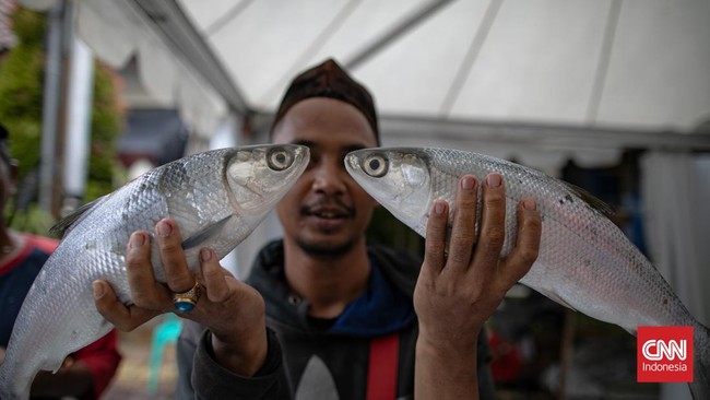 Gubernur terpilih Jakarta Pramono Anung dan Penjabat Gubernur Teguh Setyabudi memenangkan lelang dua ekor ikan bandeng di Festival Bandeng Rawa Belong.