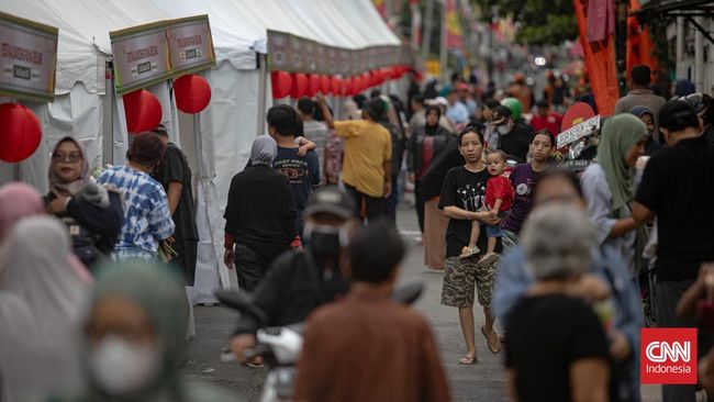 Puncak acara Festival Bandeng Rawa Belong berlangsung hari ini, Selasa (28/1). Gelaran berlangsung meriah mulai dari iringan Ondel-ondel sampai Barongsai.