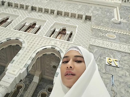 5 Momen Dian Sastrowardoyo Umrah Bareng Anak & Suami, Tampil Cantik dengan Hijab dan Gamis