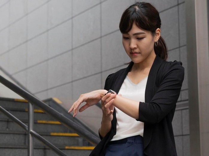 Ilustrasi melihat jam tangan/Foto: Freepik.com/freepik