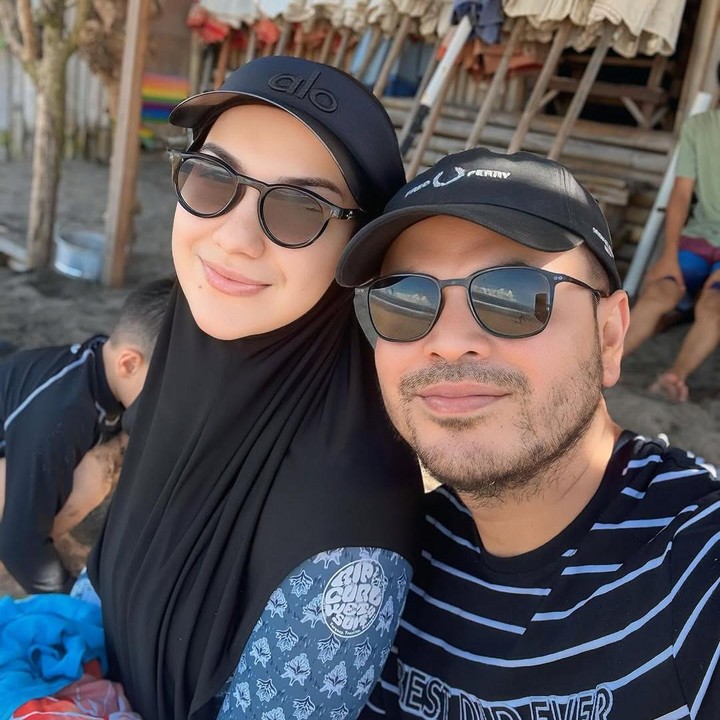 <p>Momen itu dibagikan langsung oleh Irish dan suami melalui beberapa foto dan video yang diunggah di media sosial. Mereka diketahui mengunjungi salah satu pantai indah di Bali lho. "Pantai Berawa," tulis Haldy, dikutip dari laman <em>Instagram@haldy_sabri,</em> Senin (27/1/2025). (Foto: Instagram@haldy_sabri)</p>