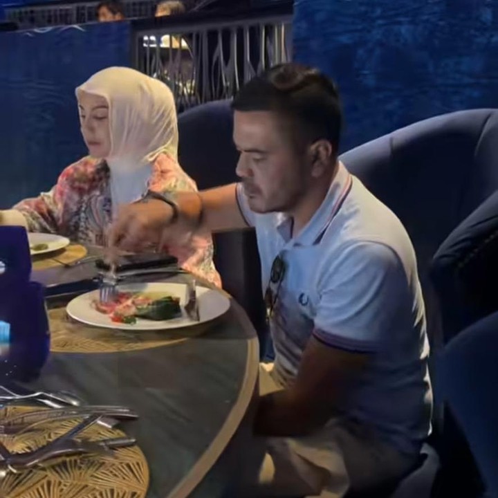 <p>Mereka juga mengunjungi salah satu restoran yang menyajikan pertunjukkan menarik, yakni Bali Safari. Pada momen itu, Irish dan sang suami terlihat duduk berdampingan saat makan malam bersama. (Foto: Instagram@_irishbella_)</p>