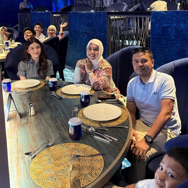 <p>Namun, ternyata mereka tidak hanya berdua. Melalui postingan di Instagram Stories, Irish terlihat mengajak anak-anak, termasuk kedua anak sambungnya. "<em>Full team</em>," tulis Irish. (Foto: Instagram@_irishbella_)</p>