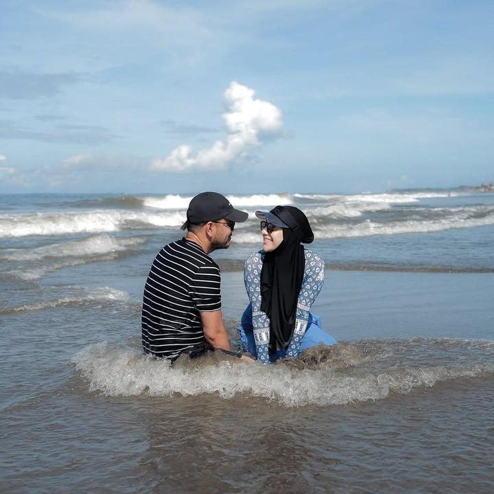 <p>Baik Irish maupun sang suami, terlihat kompak memamerkan sisi romantis mereka di hadapan publik. Keduanya juga terlihat begitu menikmati momen saat bermain di pinggir pantai, ya, Bunda. "<em>Masya Allah Tabarakallah</em>, merasa puas," tulis Irish, dikutip dari laman <em>Instagram@_irishbella_.</em> (Foto: Instagram@_irishbella_)</p>