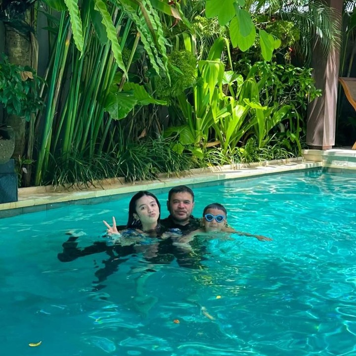 <p>Nama Irish dan Haldy tampaknya tak pernah lepas dari sorot publik. Terlebih lagi, keduanya tengah menikmati liburan bersama anak-anak di Bali. (Foto: Instagram@_irishbella_)</p>