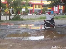 Kendala Pemkab Bone Perbaiki Jalan Dekat Kantor DPRD 10 Tahun Rusak Parah
