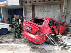 CCTV Detik-detik Sedan Mahasiswa Unpad Terbang Tewaskan Tukang Parkir
