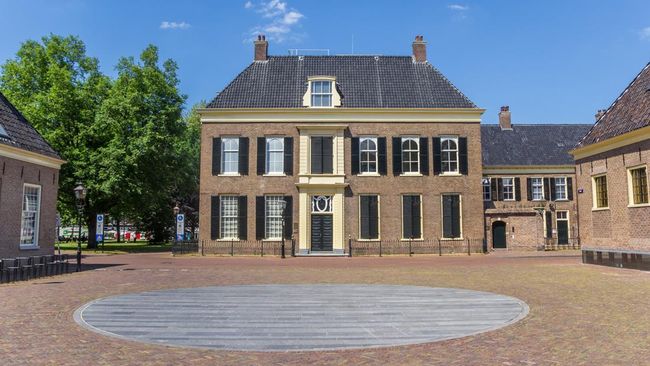 Museum Drents di Assen, Belanda, dibobol oleh pencuri dengan bahan peledak, yang kemudian mengambil sejumlah barang antik berharga.