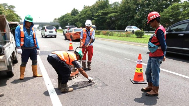ASTRA Infra Toll Road Cikopo Palimanan selaku pengelola tol Cipali buka suara soal sejumlah kendaraan yang mengalami pecah ban karena lubang.