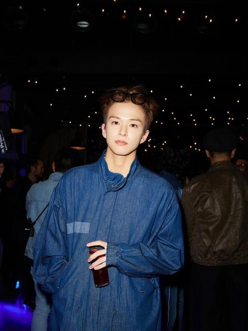 img-title Hadiri Peluncuran Levi's Blue Tab di Tokyo, Gaya Denim on Denim Asahi TREASURE Jadi Sorotan