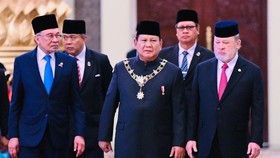 Prabowo Terima Tanda Kehormatan Darjah Kerabat Johor dari Malaysia