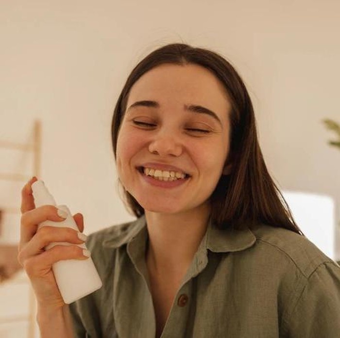 Untuk membuat face mist dari air beras, kamu perlu merendam beras pada air dan biarkan air beras berfermentasi selama dua sampai tiga hari karena fermentasi dapat meningkatkan kandungan antioksidannya dan meningkatkan efek pencerah kulitnya.