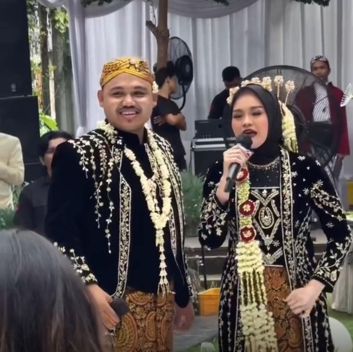 <p>Momen pernikahan itu dibagikan langsung oleh para sahabat yang mengunggah beberapa foto dan video di media sosial. Salah satunya adalah grup band RAN yang menjadi salah satu tamu undangan. (Foto: Instagram@ranforyourlife)</p>