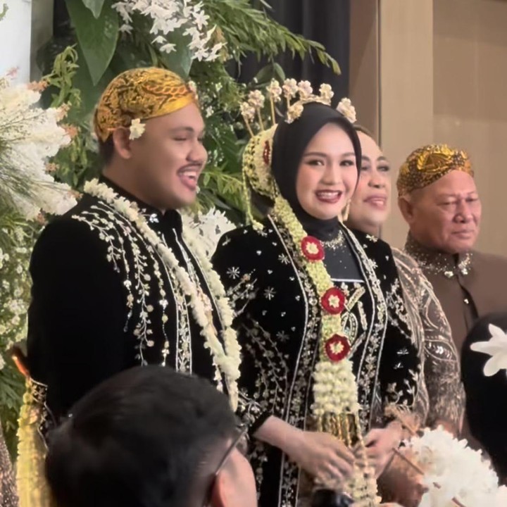 <p>Lantaran jarang sekali mengunggah momen bersama saat menjalin hubungan dekat, tak sedikit netizen yang terkejut dengan kabar pertunangan mereka pada 12 Januari 2025. Namun, kini keduanya telah resmi menjadi pasangan suami dan istri, Bunda. (Foto: Instagram@ninokayam)</p>