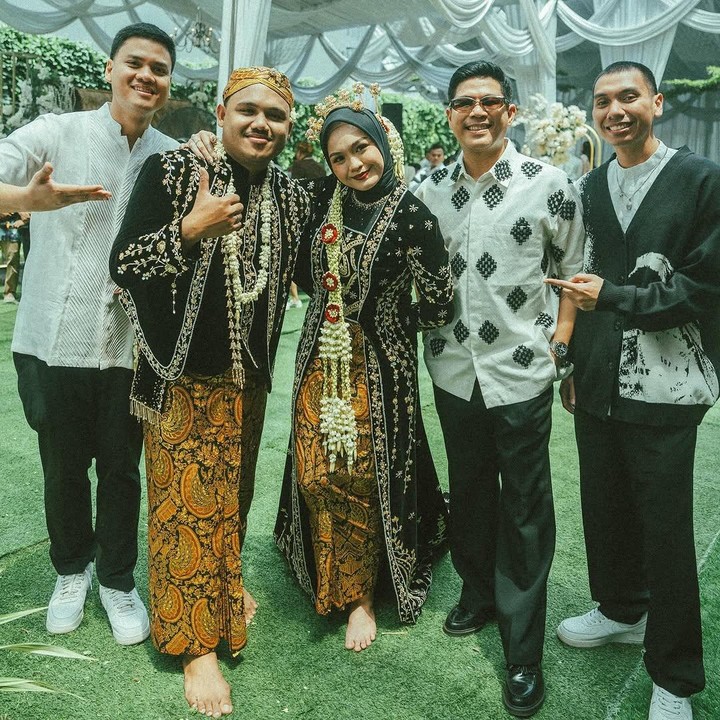 <p>Nino RAN mengucapkan selamat dengan mengunggah foto bersama Salma dan Dimansyah. "Sepertinya memang restu semesta, kok bisa dapat undangan pernikahan di luar Jakarta bertepatan dengan jadwal panggung di kota yang sama. Selamat menempuh hidup baru untuk <em>@salmasalsabill12</em> & <em>@dimansyahlaitupa.</em> Kompak terus sampai akhir hayat," tulis Nino, dikutip dari laman <em>Instagram@ninokayam,</em> Senin (27/1/2025). (Foto: Instagram@ninokayam)</p>