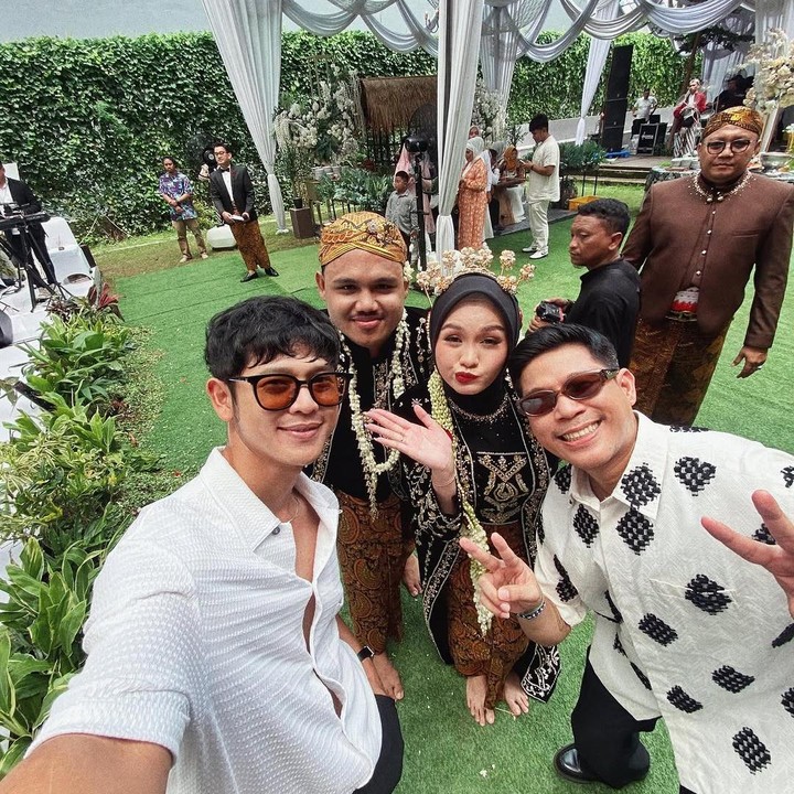 <p>Salma dan Dimansyah Salma mulai dikenal di industri hiburan Tanah Air sebagai penyanyi jebolan kompetisi <em>Indonesian Idol.</em> Dilansir dari laman <em>detikcom</em>, meniti karier di industri yang sama membuat pasangan ini bertemu dan menjalin hubungan. (Foto: Instagram@ilmanibrahim)</p>