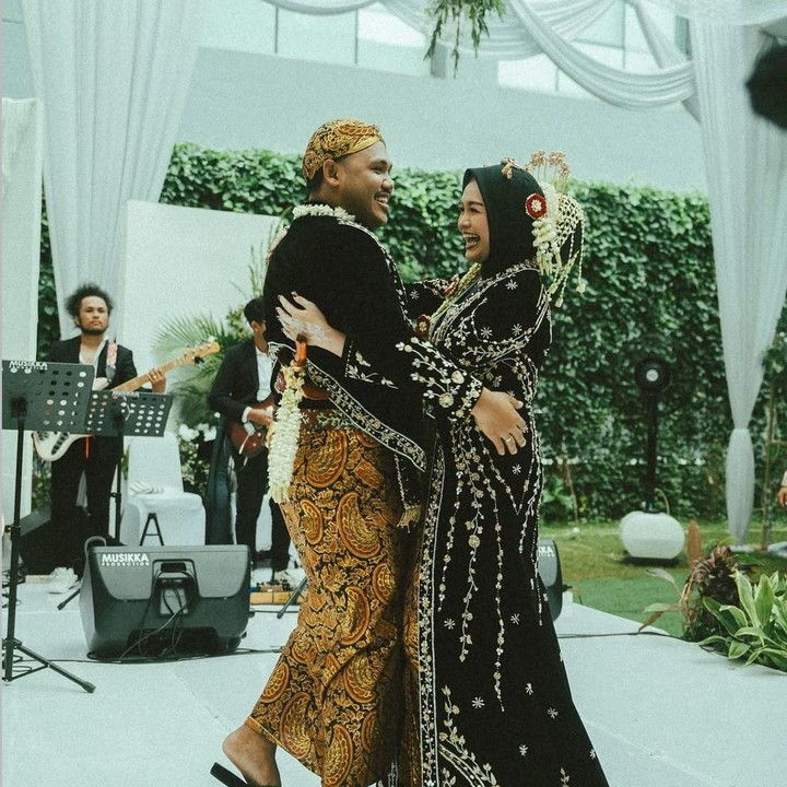 <p>Kabar bahagia datang dari pasangan Salma Salsabil dan Dimansyah Laitupa yang baru saja melangsungkan pernikahan di Surabaya pada Minggu (26/1/2025). Pernikahan mereka digelar dengan nuansa adat Jawa. (Foto: Instagram@ranforyourlife)</p>