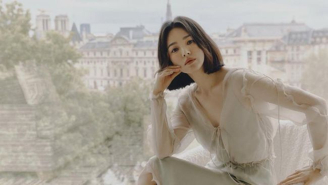 6 Transformasi Gaya Rambut Song Hye Kyo yang Selalu Menawan! Layering hingga Pixie Cut