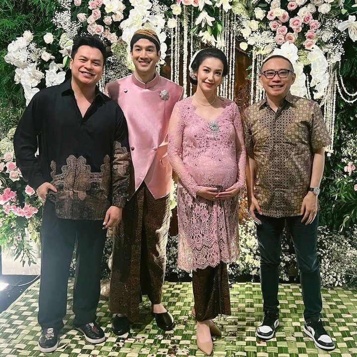<p>Baru-baru ini, aktris Velove Vexia mengumumkan kehamilan pertamanya bertepatan dengan acara tasyakuran tujuh bulanan. Velove dan sang suami mengenakan pakaian adat Jawa di acara tasyakuran ini. Keduanya banyak menggunakan bunga mawar putih dan dedaunan hijau sebagai dekorasi utama acara. (Foto: Instagram/@jusuf_long @ryanogilvy)</p>