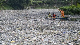 FOTO: Gunungan Sampah Sepanjang 800 Meter di Sungai Citarum Lama