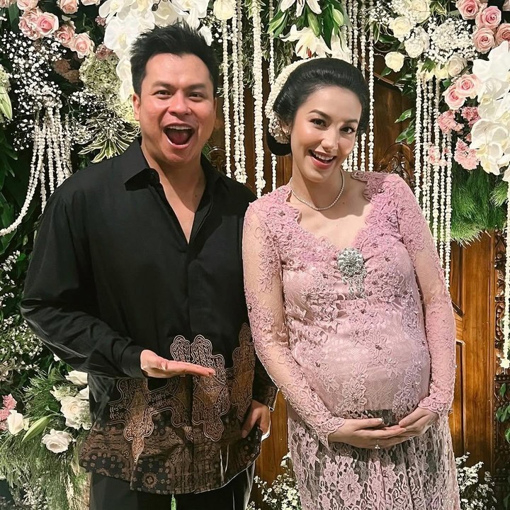 <p>Pada <em>postingan</em> yang lain, terlihat <em>baby bump</em> Velove yang sudah semakin besar di usia tujuh bulan kehamilan. Ia pun tampil menawan mengenakan kebaya berwarna merah muda. "Semoga kehamilan dan persalinanmu lancar dan sehat <em>@vaelovexia</em> selamat ya Ve & Zakry #mitoni7bulanan," tulis sang MUA yang merias Velove di acara spesial tersebut, dikutip dari laman <em>Instagram@ryanogilvy,</em> Senin (27/1/2025). (Foto: Instagram@ryanogilvy)</p>