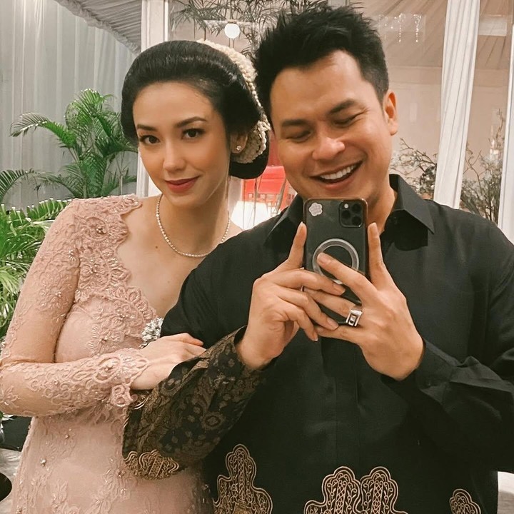 <p>Sang make up artis, Ryan Ogilvy membagikan momen spesial tersebut ke media sosial. Ia nampak berfot berdua dengan Velove, Bunda. Diketahui Velove dan Zakry menikah pada 11 November 2021. Setelah tiga tahun mengarungi rumah tangga, akhirnya mereka akan segera menyambut anggota baru di keluarga. (Foto: Instagram@ryanogilvy)</p>