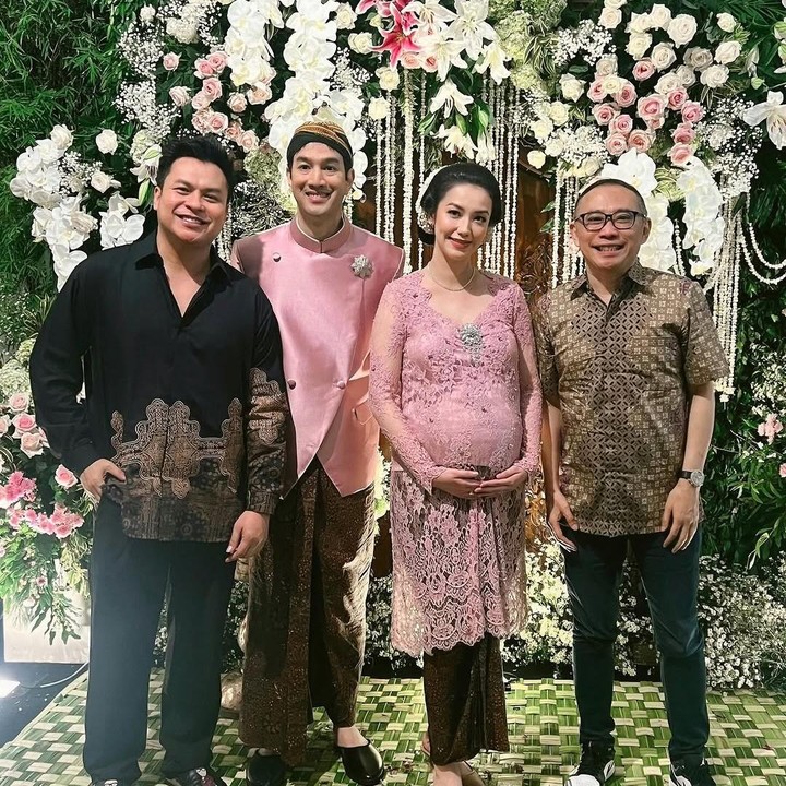 <p>Aktris cantik Velove Vexia sempat menyembunyikan kabar kehamilan pertamanya dari publik. Perempuan 34 tahun ini baru membuka kabar tersebut di awal tahun 2025 saat mengadakan acara tasyakuran tujuh bulan kehamilan. Bila menggitung usia kehamilan, maka Velove juga bakal menjalani Ramadhan pertamanya dalam kondisi hamil. (Foto: Instagram@ryanogilvy)</p>