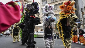 FOTO: Balada Perjuangan Penari Barongsai Perempuan di China